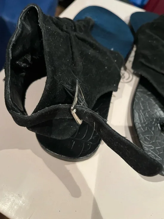 BAMBOO Black Ruched Toe-Loop Sandals - Picture 2 of 4